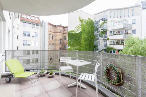 einen Balkon mit einem Tisch und Stühlen darauf in der Unterkunft Central Hackescher Markt in Berlin