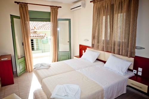 Un pat sau paturi într-o cameră la Aselinos Suites