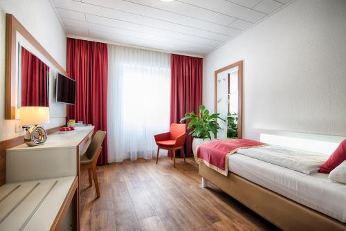 Ένα ή περισσότερα κρεβάτια σε δωμάτιο στο Hotel Senator