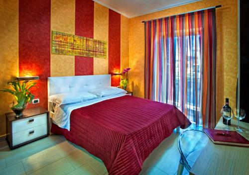 een slaapkamer met een groot bed en een rode deken bij B&B 21-12 in Saviano