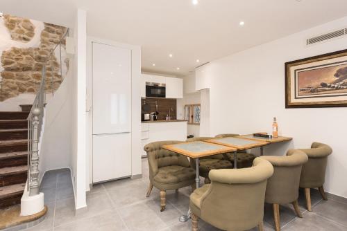 une cuisine et une salle à manger avec une table et des chaises dans l'établissement Charming house, à Cannes