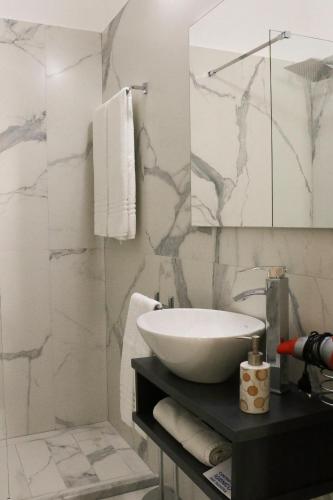 a bathroom with a sink and a mirror at B&B Vacanze Salento in Torre San Giovanni Ugento
