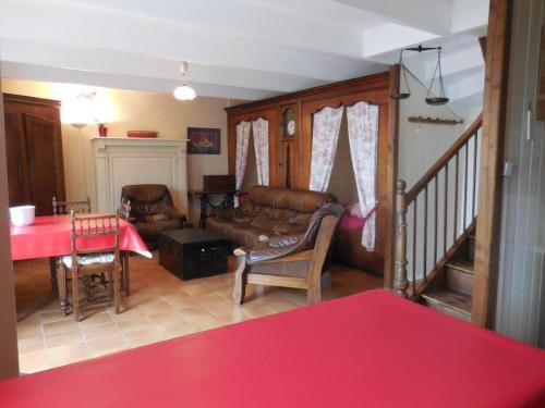 un salon avec un canapé et une table dans l'établissement Chez Tante Jeanne, à Ploubazlanec