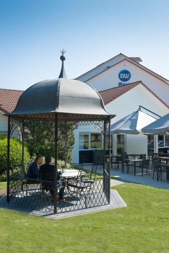 two people sitting at a table in a gazebo at Best Western Hotel Wavre in Wavre