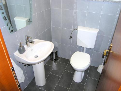 łazienka z toaletą i umywalką w obiekcie Apartments Dagmar w Krku