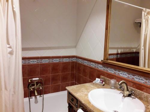 a bathroom with a sink and a mirror at Hospedería Santa Elena in San Carlos del Valle