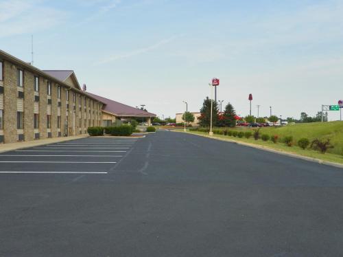 Royalton Inn & Suites Upper Sandusky – Photos 2