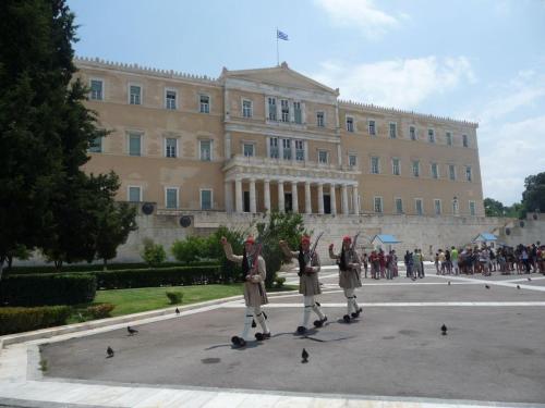 アテネにあるAchillion Apartmentの建物前のスケートボードの人々