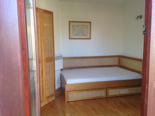マルコヴォにあるSpatious architectural houseの小さなベッドルーム(ベッド1台、窓付)