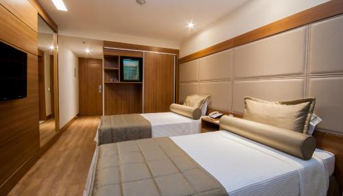 Postel nebo postele na pokoji v ubytování Américas Granada Hotel