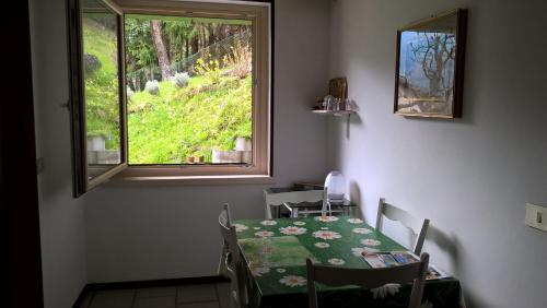 Tiarno di SopraにあるB&B ai Piniのダイニングルーム(テーブル、窓付)