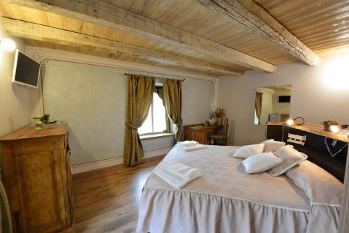 una camera da letto con un letto grande e una finestra di Vecchio Mulino Guest House ad Aosta