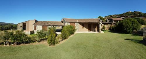 an image of a house with a yard at Casa Bithia in Chia