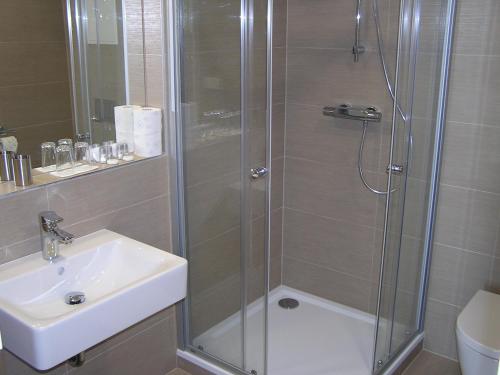 A bathroom at Gonda Apartments