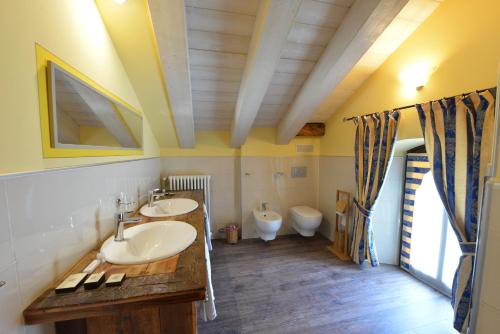 a bathroom with two sinks and two toilets at Vecchio Mulino Guest House in Aosta