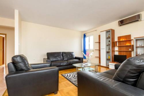 Apartments Ukić with a large outdoor swimming pool
