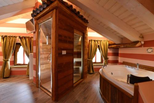 Vecchio Mulino Guest House في أَويستا: حمام مع حوض كبير في الغرفة