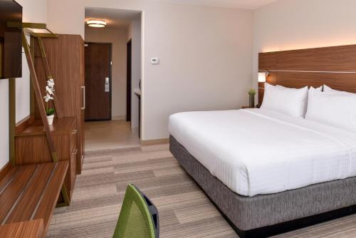 Cama o camas de una habitación en Holiday Inn Express & Suites - St. Petersburg - Madeira Beach, an IHG Hotel