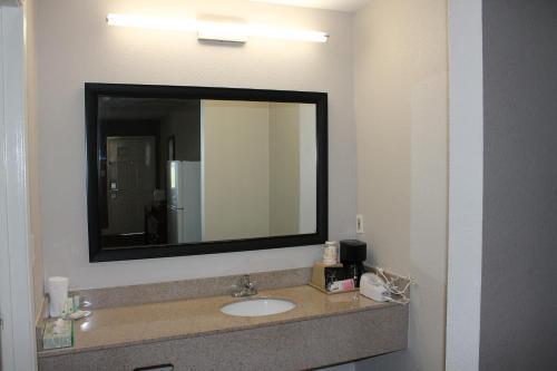 Un baño de Quality Inn & Suites Port Arthur - Nederland