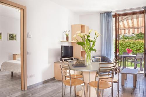 a living room with a table with a vase of flowers at Residence Domaso in Domaso