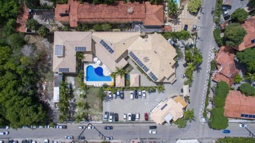 an overhead view of a house with a pool at Porto Geraes Praia Hotel in Porto Seguro