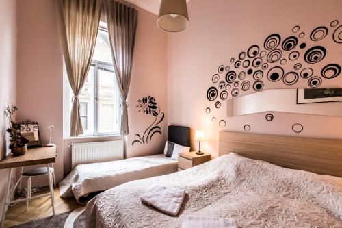 ブダペストにあるBpR König Design Apartmentのベッドルーム1室(ベッド2台、デスク、窓付)