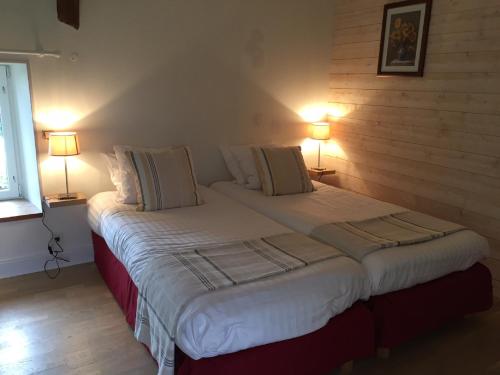 En eller flere senge i et værelse på Les Gites du Colombier