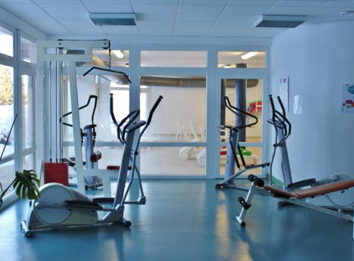 une salle de sport avec plusieurs machines de course dans une pièce dans l'établissement VVF Jura Les Rousses, à Prémanon