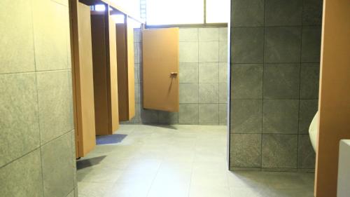 baño con ducha a ras de suelo y puerta de cristal en Hotel Ross, en Morelia