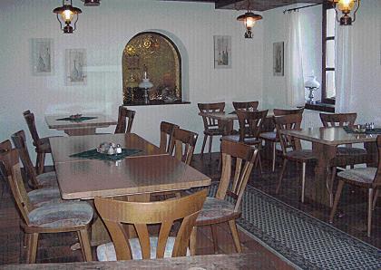 uma sala de jantar com mesas e cadeiras de madeira em Landhotel Niederthäler Hof em Schloßböckelheim