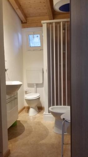 a bathroom with a toilet and a sink at Villa Morgante B&B in Pedara