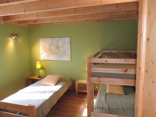 Krevet ili kreveti na sprat u jedinici u okviru objekta Gites Les Cerisiers