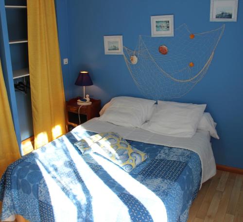 Un pat sau paturi într-o cameră la Auberge du Vieux Tour