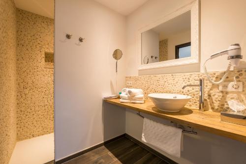 a bathroom with a sink and a mirror at B&B Villa Verde in De Haan