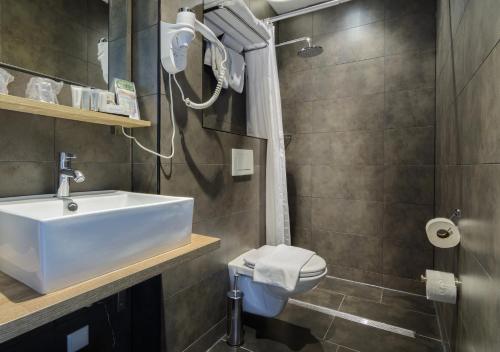 Bilik mandi di Camp-Inn Hotel