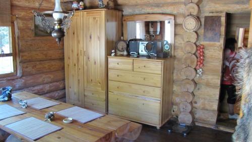 een houten kamer met een tafel en een magnetron bij Lilaste in Lilaste