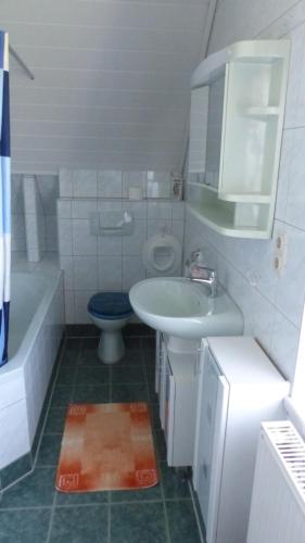 Ванная комната в Ferienwohnung zum Kahnfahrmann
