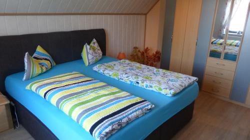 Кровать или кровати в номере Ferienwohnung zum Kahnfahrmann