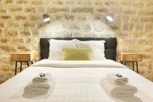 une chambre avec un lit avec des serviettes dessus dans l'établissement Rent a Room - Residence Meslay, à Paris