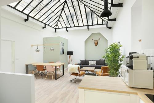 un salon avec un canapé et une table dans l'établissement Rent a Room - Residence Meslay, à Paris