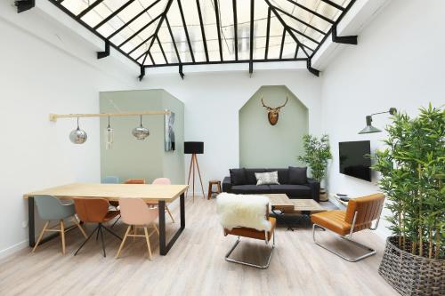 パリにあるRent a Room - Residence Meslayのリビングルーム(テーブル、椅子、ソファ付)