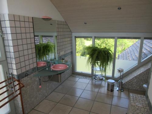 a bathroom with two sinks and a window at Romantik-Villa LebensART in Reichenfels