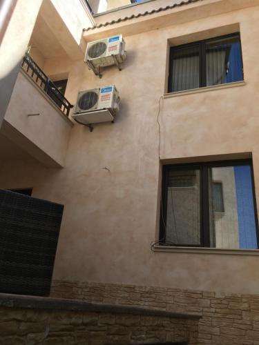 キュステンディルにあるGuest House Pautalyaの建物の横にエアコンが2台ある