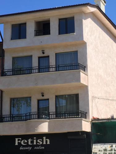- un bâtiment avec des balcons sur le côté dans l'établissement Guest House Pautalya, à Kyustendil