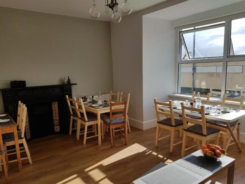 A restaurant or other place to eat at Causeway Bay Guesthouse Portrush