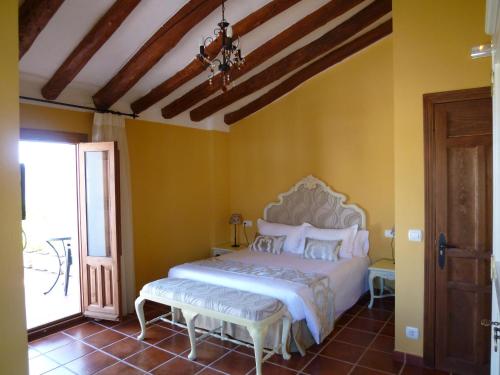 Un pat sau paturi într-o cameră la Casa Rural El Gaiter