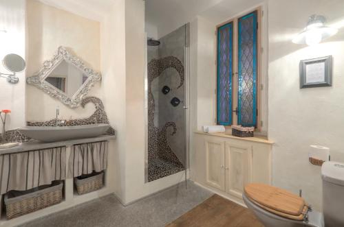 une salle de bain avec un lavabo, un miroir et une douche dans l'établissement Charming house, à Cannes