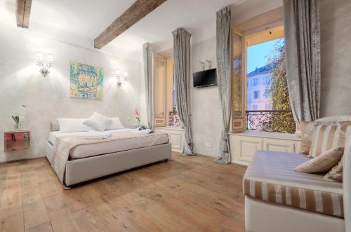 une chambre avec deux lits et une fenêtre dans l'établissement Charming house, à Cannes