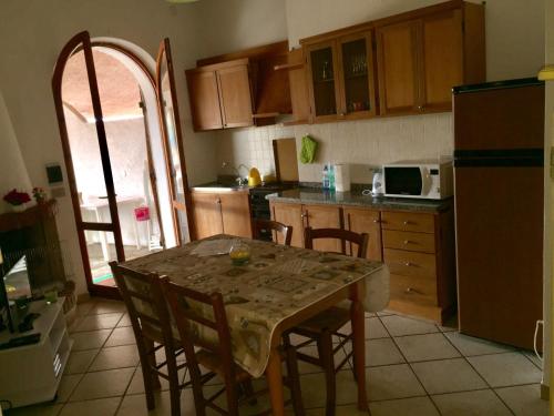 Η κουζίνα ή μικρή κουζίνα στο Appartamenti In Villa La Marinedda