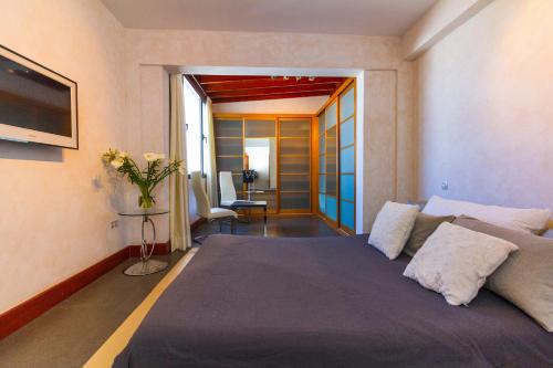 ラスパルマス・デ・グランカナリアにあるLas Palmas Penthouseのベッドルーム1室(大型ベッド1台付)